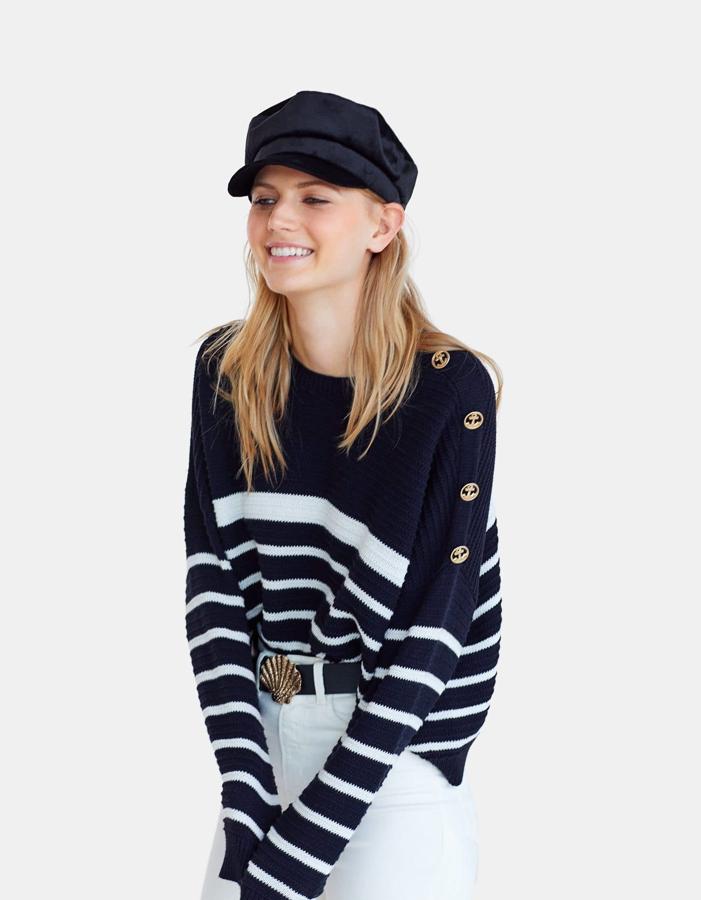 La nueva colección de Stradivarius tiene un marcado estilo marinero, y este jersey de rayas no podía faltar. Cuesta 25.99 euros.