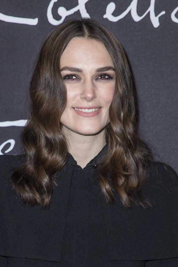 A Keira Knightley la conocimos rubia en la primera película de 'Piratas del Caribe', pero desde entonces, la actriz ha vuelto a su tono de pelo natural. Un castaño oscuro y brillante que nos encanta.