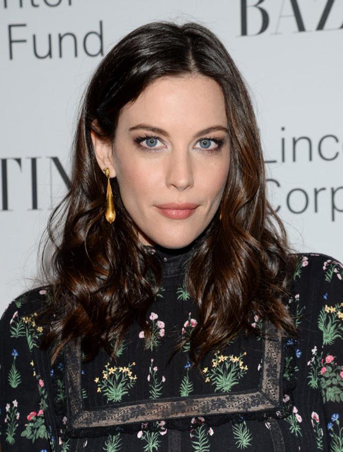 Lyv Tyler es una de las culpables de que ahora todas queramos conseguir ese tono moreno achocolatado y brillante en nuestras melenas.