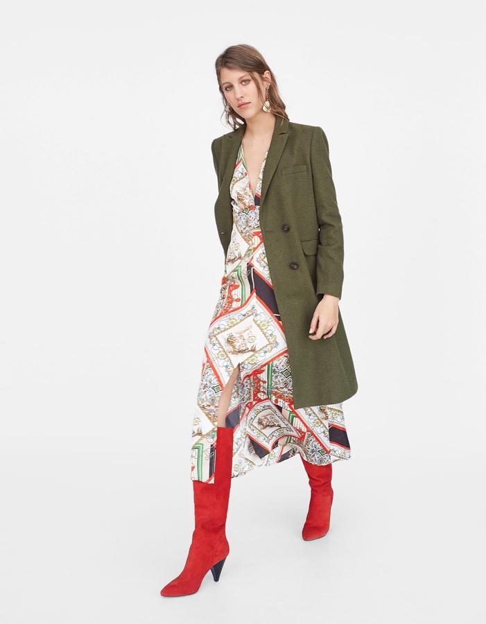 Y seguimos con el estampado pañuelo, esta vez en un vestido midi con abertura central (29.99 euros en Stradivarius).