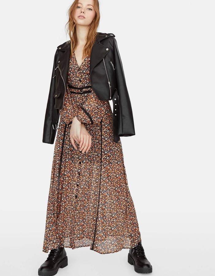 Y para los espíritus bohemios, este vestido maxi en gasa con estampado de flores (39.99 euros en Stradivarius).