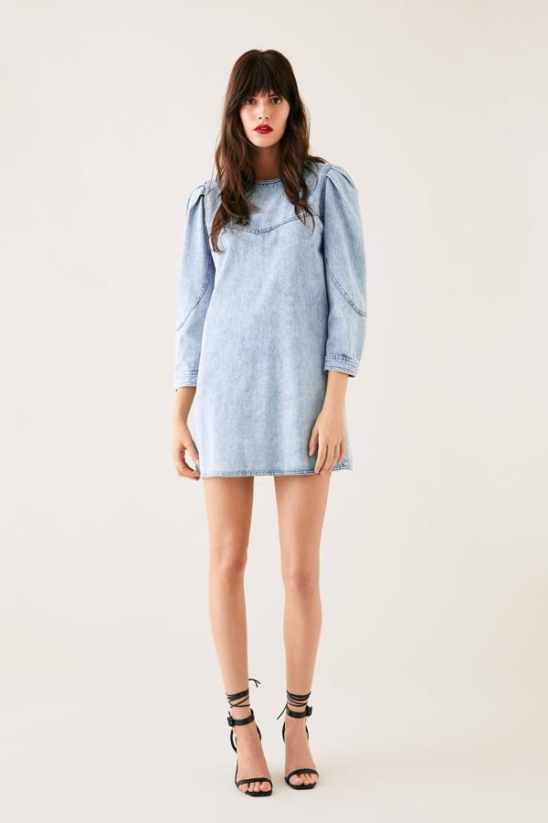 Vestido en denim azul claro con efecto lavado, con el cuello redondo y la manga larga abullonada. Cierra en la espalda con una cremallera metálica (39,95 euros).
