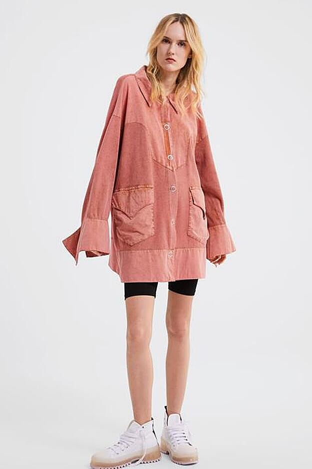 El vestido rosa palo confeccionado mediante un proceso artesanal de Zara.