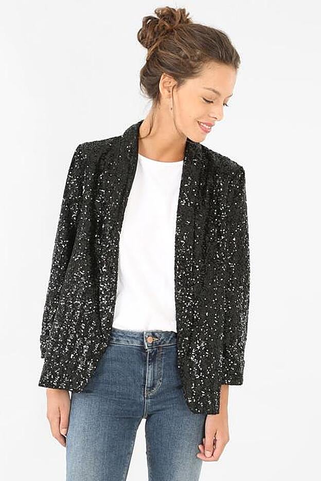 Blazer de lentejuelas en color negro, 19 euros.