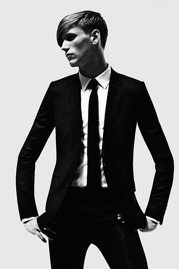 Uno de los escuetos trajes que diseñaba Hedi Slimane para Dior.