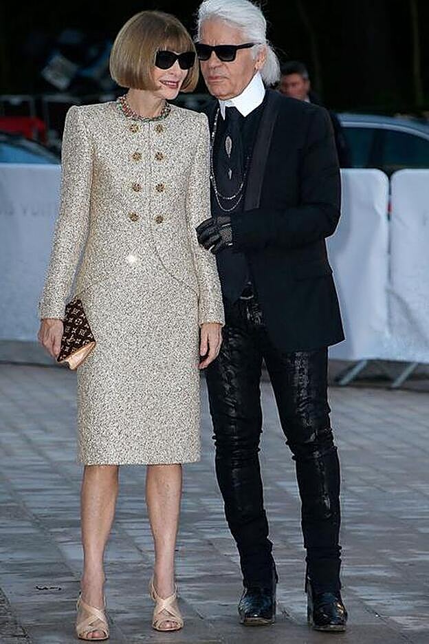Con su figura estilizada, junto a otro gran personaje de la moda, Anna Wintour.