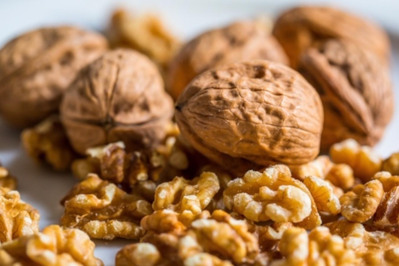 Una revisión cientí́fica publicada en Current Opinion in Clinical Nutrition & Metabolic Care revela los múltiples beneficios que tienen las nueces debido a su composición específica de micronutrientes. Su elevada composición de ácido alfa-linolénico (ALA) es uno de los componentes que hacen único a este fruto seco. “Gracias a sus micronutrientes, las nueces podrían considerarse un componente integral dentro de la dieta mediterránea, que podemos incorporar fácilmente a la alimentación de cada día para ayudar a mantener una buena salud” afirma el Dr. Emilio Ros. A través de estos estudios se ha comenzado a verificar los beneficios del ALA para la  circulación y el cerebro . Por lo visto, posee un efecto antiarrítmico y antiinflamatorio que hace que el consumo de nueces esté relacionado con un menor riesgo de padecer enfermedades cardiovasculares e ictus que el resto de los frutos secos. Por otro lado, otra de las doctoras implicadas en la investigación científica, la Dra. Izquierdo, sugiere que, “los polifenoles de las nueces  ayudarian a prevenir enfermedades cardiovasculares, neurodegenerativas y ciertos tipos de cáncer” .