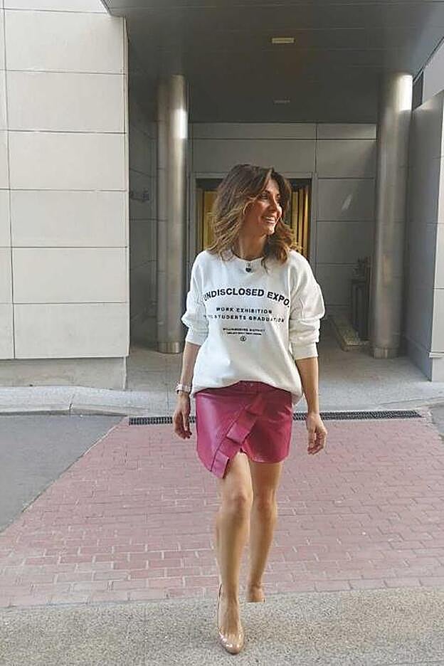 Nagore Robles ha compartido este 'look' de falda y sudadera en una de sus recientes publicaciones de su perfil de '21 Buttons'.