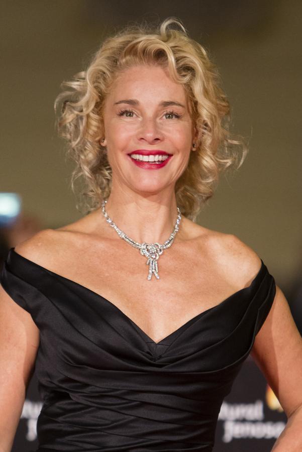 Belén Rueda es una fiel seguidora de las medias melenas en tono rubio. A pesar de que casi siempre la vemos con el pelo recogido en una coleta, de vez en cuando también nos deja ver su melena capeada. Una técnica de corte perfecta para dar volumen a los cabellos más finos.