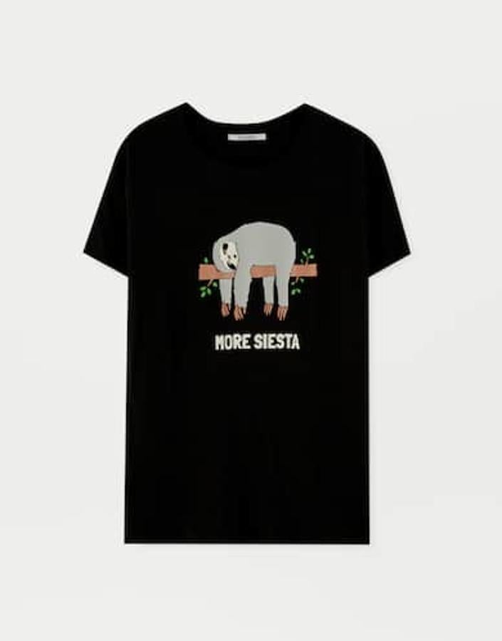 Esta camiseta de color negro es ideal para los más dormilones. Tiene la ilustración de un perezoso junto a la frase "more siesta" (más siesta). Es de  Pull and Bear  y cuesta  4,99 euros.