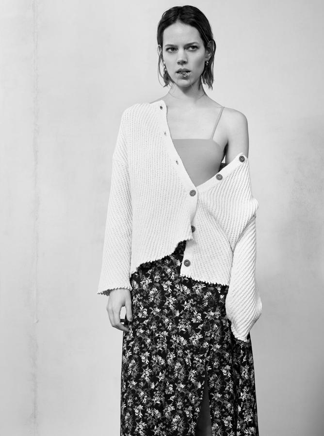 Los looks pretendidamente desaliñados son los protagonistas de la colección. La chaqueta cuesta 22.95 euros, el body minimalista, 15.95 euros; y la falda de estampado floral, 25.95 euros.