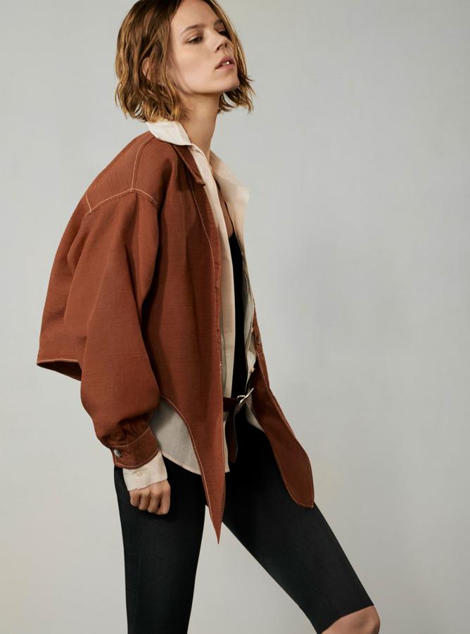 Las superposiciones también son protagonistas de la nueva campaña de Zara, que nos propone llevar dos camisas (25.95 euros cada una) combinadas con mallas ciclistas (12.95 euros).