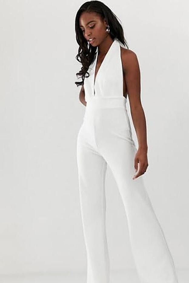 Mono largo blanco con cuello halter de John Zack Tall, 77,99 euros.