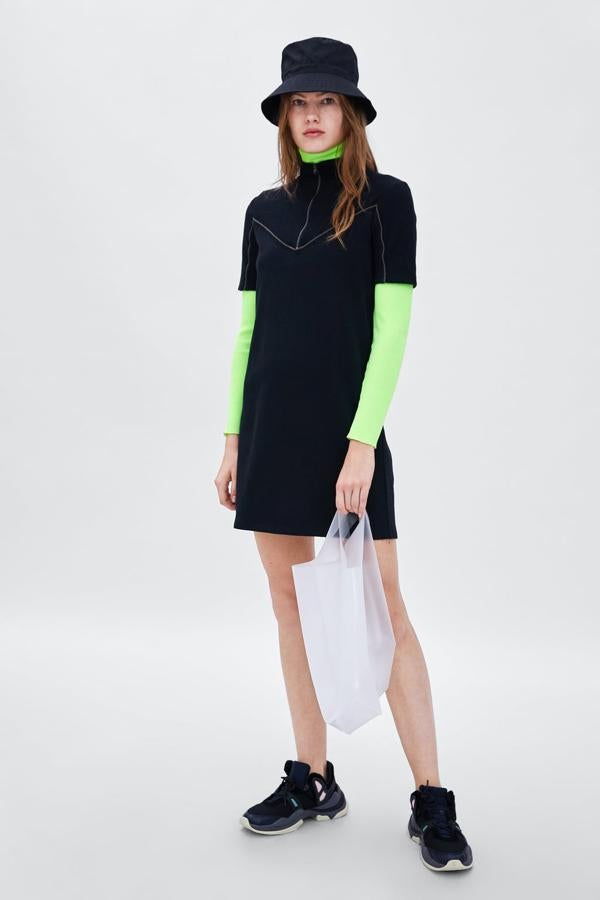 Con cuello chimenea y cremallera.