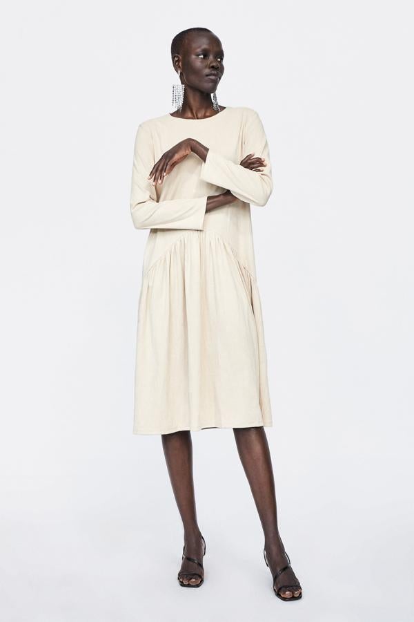 Con volante y tejido de efecto ante.