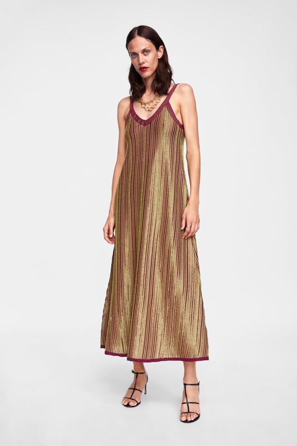 Las opciones son hasta para un look de noche, como este vestido de punto largo con hilo metalizado.