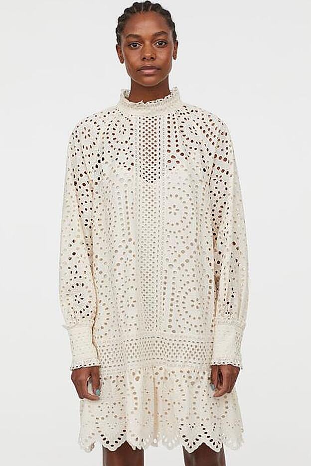 Vestido blanco roto con bordado inglés de H&M.