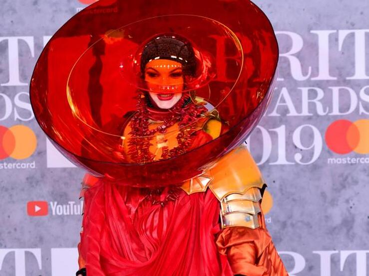 Fotos: Los looks de los Brit Awards que sí y no nos gustaría ver en la alfombra roja de los Oscar
