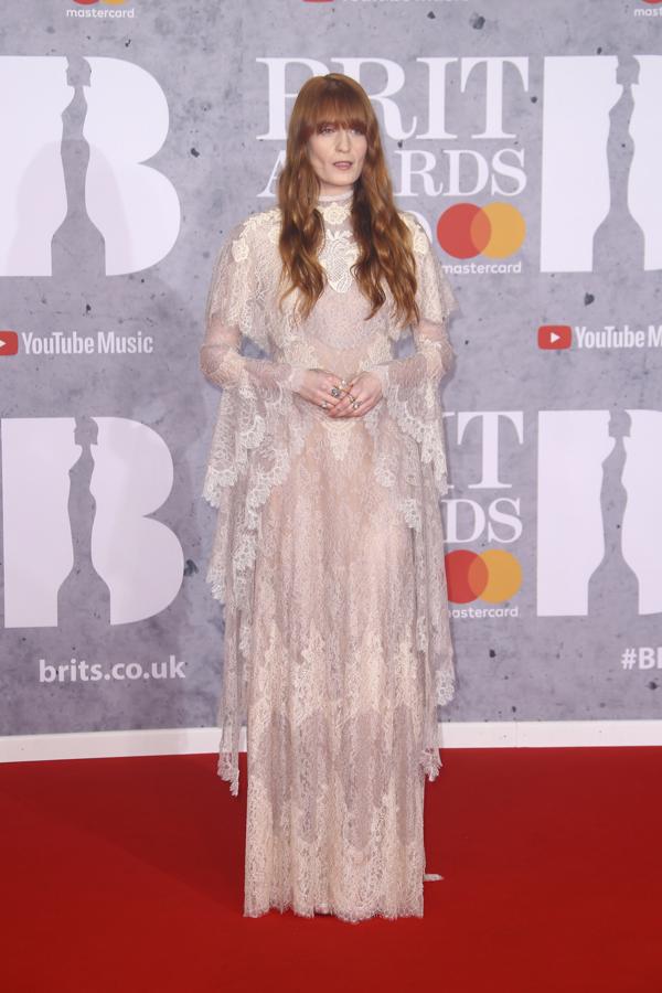 Fotos: Los looks de los Brit Awards que sí y no nos gustaría ver en la alfombra roja de los Oscar