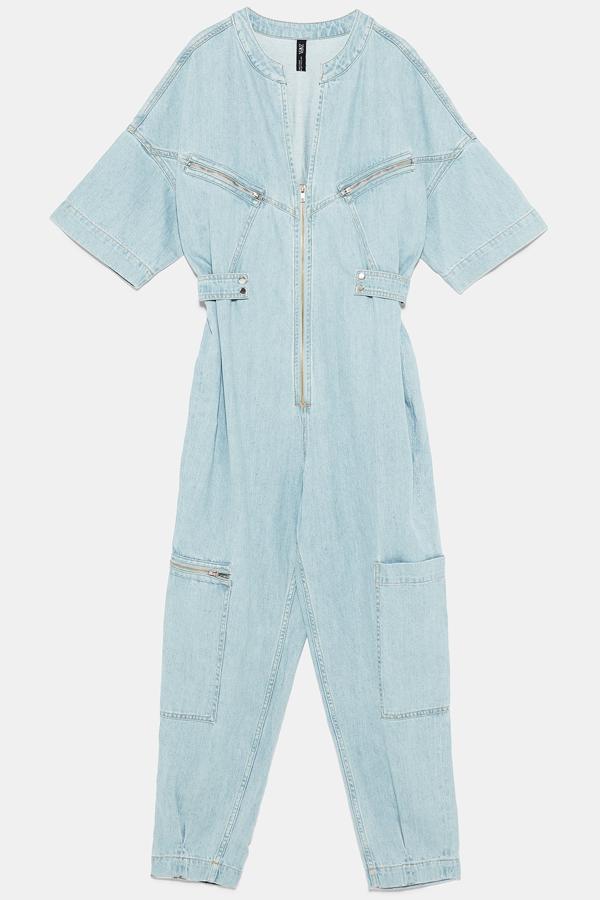 Mono azul claro de cuello redondo y escote en pico con manga corta. Es de  Zara  y tiene un precio de  49,95 euros .