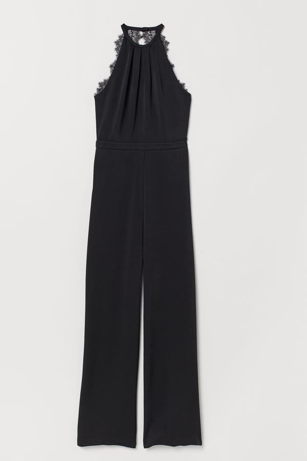 Mono color negro en tejido de crepé con perneras amplias. Se trata de un modelo de cuerpo ceñido y detalles de encaje, en la zona de la espalda. Es de  H&M  y tiene un precio de  59, 99 euros .