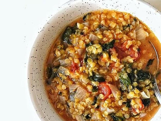 Sopa de lentejas rojas y espinacas