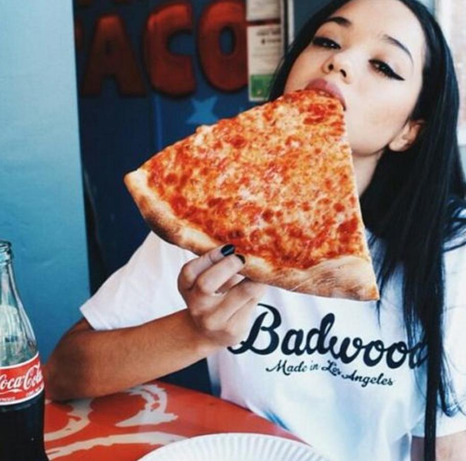 Procura no comer la pizza de la caja. Un estudio del Instituto Tecnológico de Georgia reveló que si te comes la pizza directamente de la caja  tiendes a comer mas cantidad , exactamente aumentará tu ingesta en un 22 por ciento. Así que pon tu porción en un plato pequeño y conseguirás engañar a tu cerebro. Además, mantener el resto de porciones alejadas de tu plato hará que te lo pienses dos veces antes de coger la próxima.