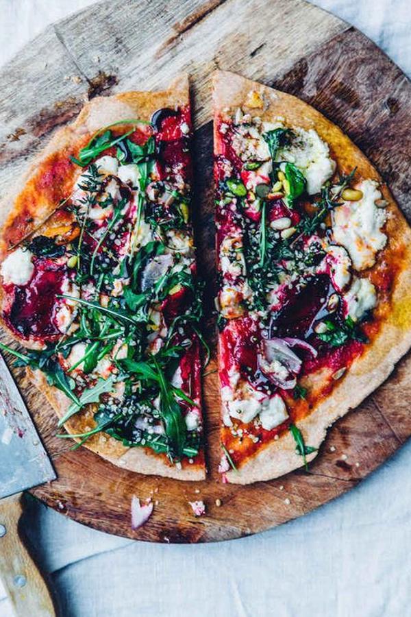 Ya lo decía el slogan. La masa de la pizza es lo que más engorda ya que está hecha prácticamente de harina y, aunque esté buenísima, tiene  mayor cantidad de calorías que nutrientes . Si la pides de masa fina -o 'finissima'- reducirás un exceso de grasa innecesario en tu cuerpo.