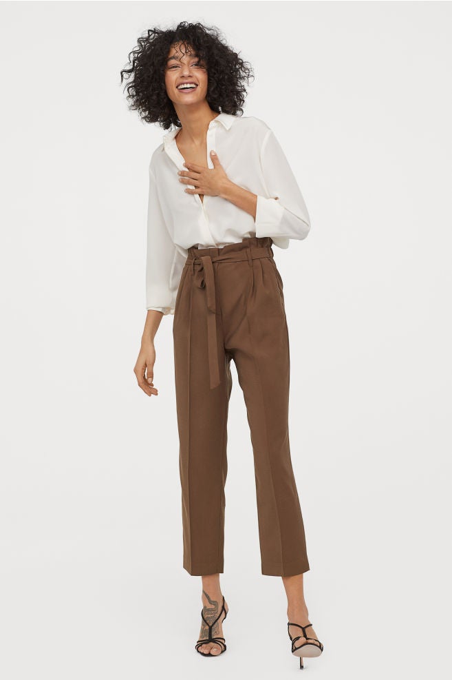 Pantalón tobillera de talle alto con cinturón: 24,99 euros en H&M.