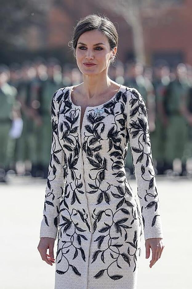 La Reina Letizia hace entrega de la bandera nacional.