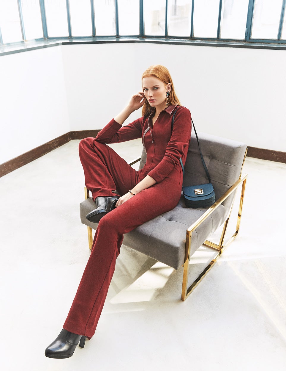 El mono es de Hermès, que también firma el bolso. Botines de Nero Giardini, pendientes de Saf Safu y brazalete de Aurelie Bidermann. El sillón es de Marantik.