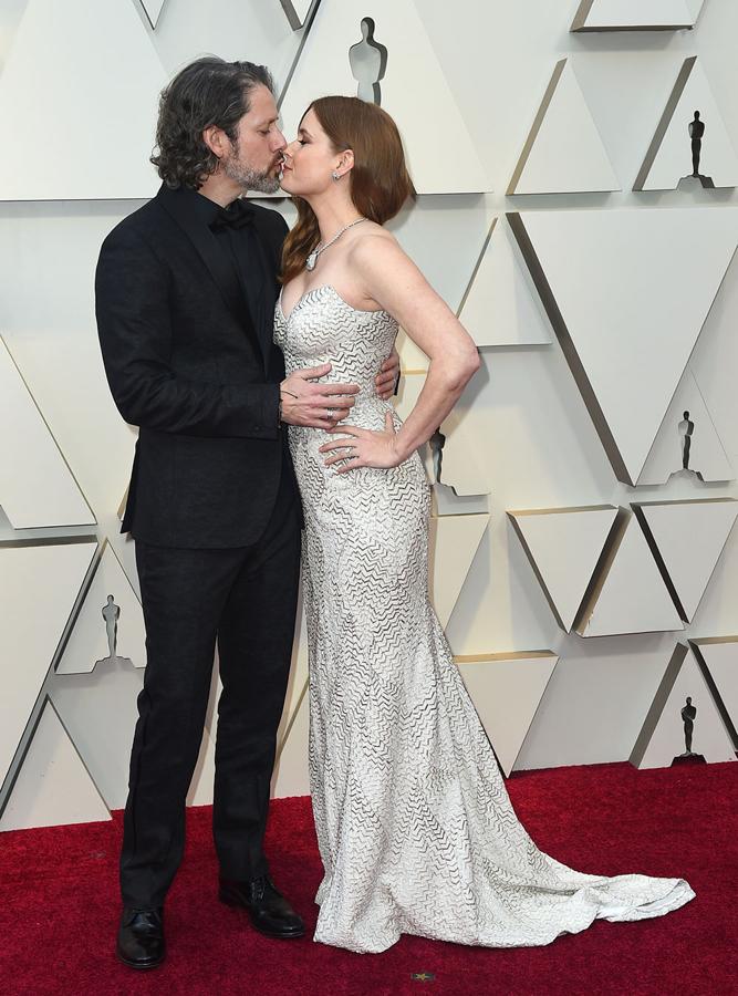 Darren Le Gallo y Amy Adams se besan en la alfombra roja de los Premios Oscar 2018.