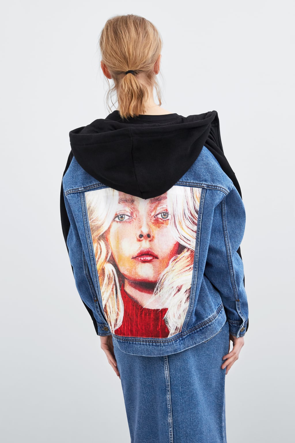 Sudadera de ‘art Collection’ de Zara: 39,95 euros.