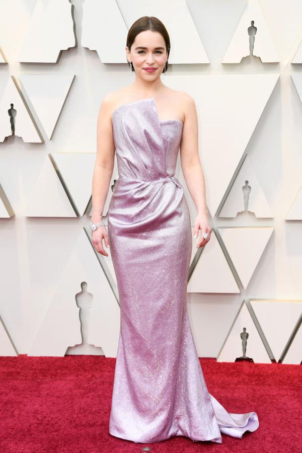 Emilia Clarke eligió un vestido de la firma Balmain.