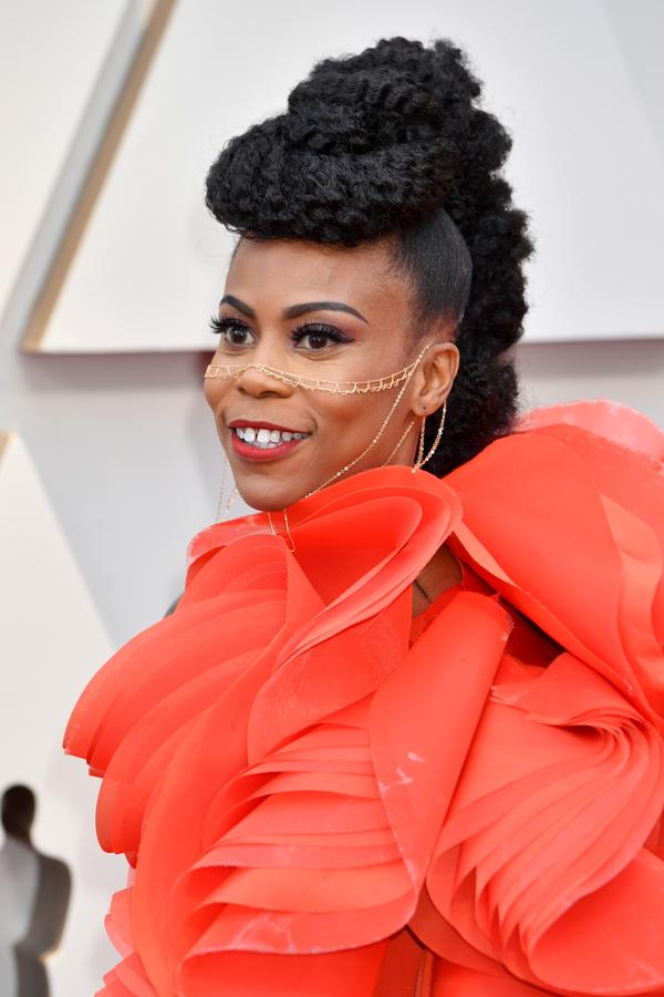 Hannah Beachler es una diseñadora de producción de cine estadounidense, y la primera afroamericana en ser nominada a mejor diseño de producción. Pero lamentablemente su vestido en la alfombra roja de los Oscar y estética dejaron mucho que desear.