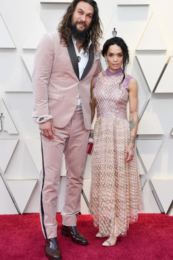 La pareja Jason Momoa y Lisa Bonet con las creaciones de Karl Lagerfeld.