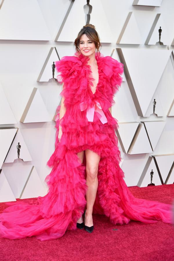 La actriz Linda Cardellini, que encarna a Dolores en la película Green Book, ha elegido un vaporoso vestido de tul en color fucsia. Lo sentimos, pero su vestido en la alfombra roja de los Oscar entra en la categoría de los más feos de la gala.