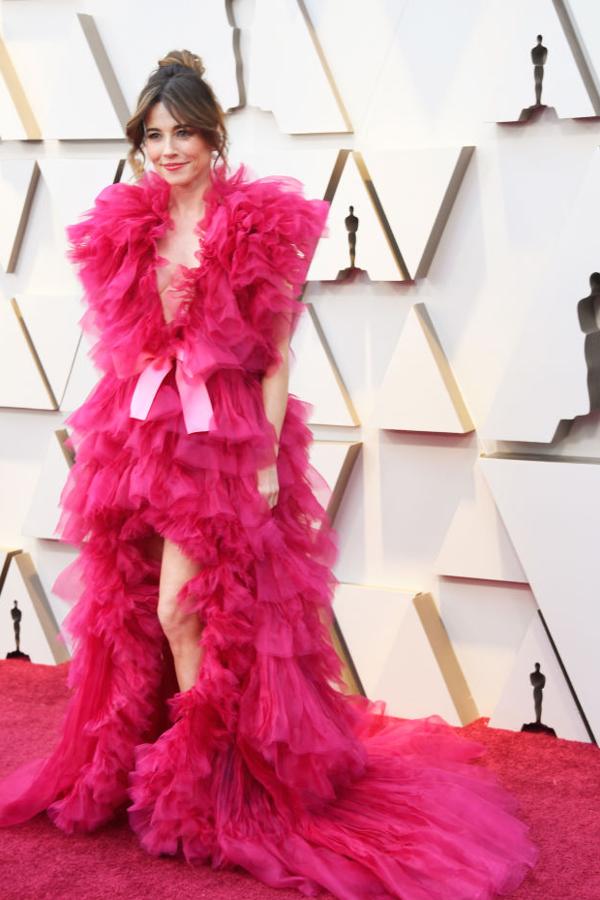 Linda Cardellinide con un traje rosa fucsia de Schiaparelli.