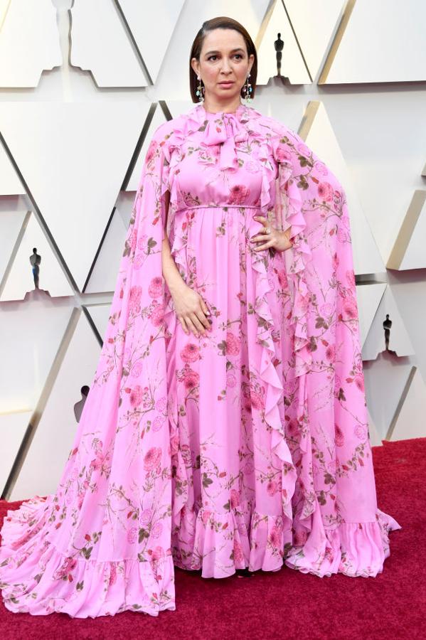 Maya Rudolph con un vestido de cuello alto con estampado floral de Linda Cardellini.