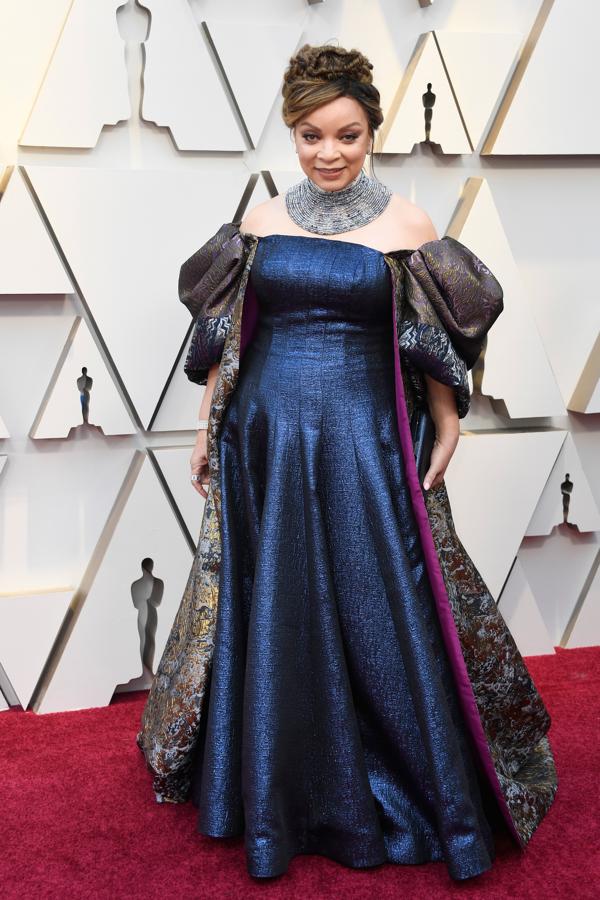 La diseñadora de vestuario Ruth E Carter parece que escogió un vestido de la época de la reina Victoria, un desacierto. Sin comentarios.