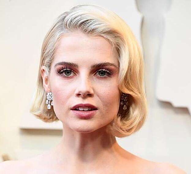 El look beauty de Lucy Boynton para los Oscars 2019 es todo un homenaje a Grace Kelly.