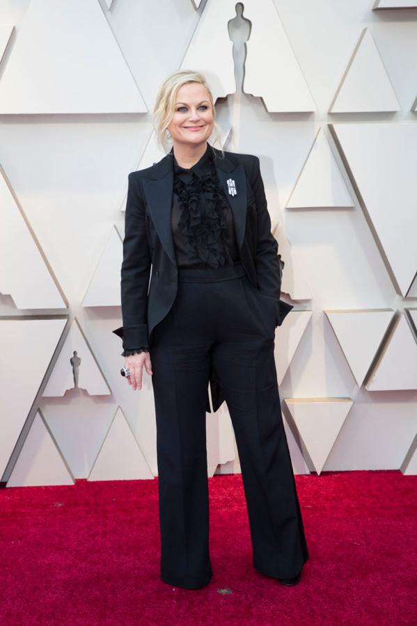 Amy Poelher, muy elegante con un sobrio traje de pantalón de Alberta Ferretti en la alfombra roja de los Oscar 2019.