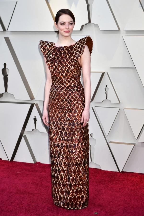 Emma Stone, imponente en la alfombra roja de los Oscar 2019 con un diseño de lentejuelas y hombreras marcadas de Louis Vuitton.