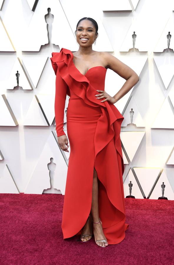 Jennifer Hudson ha apostado sobre seguro con este vestido rojo con volantes de Elie Saab en los Oscar 2019.