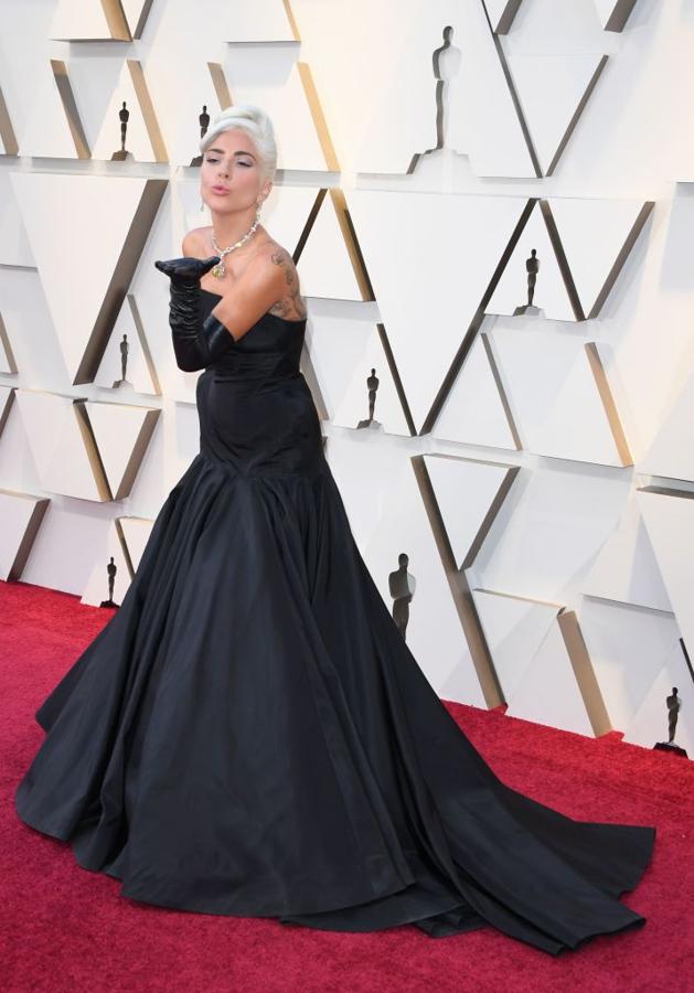 La estrella más esperada de la noche se hizo de rogar, pero  cuando Lady Gaga pisó la alfombra roja  de los Oscar 2019, brilló con luz propia con un imponente vestido negro con volumen en la cadera de Alexander McQueen y un collar de diamantes de Tifanny's de incalculable valor que lució la mismísima Audrey Hepburn.