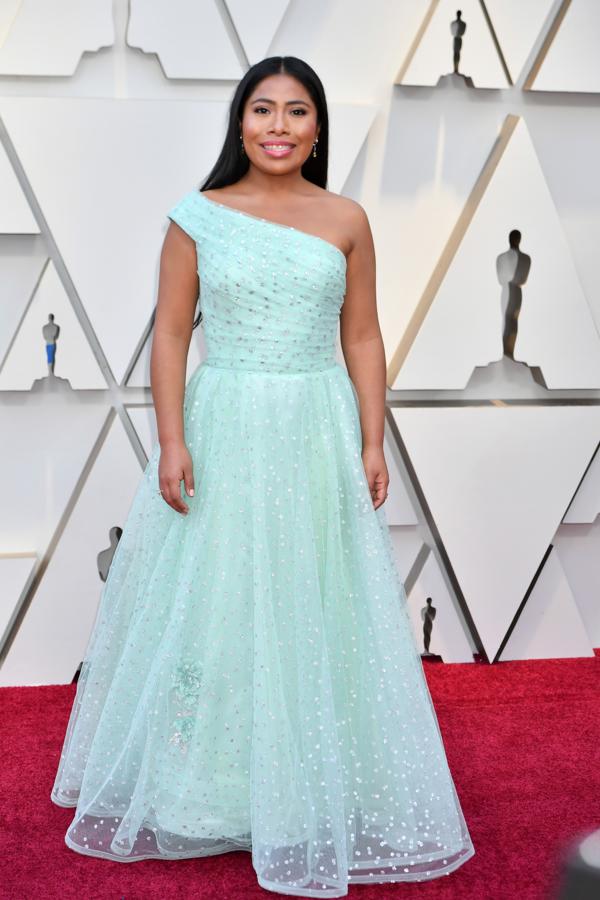 Yalizta Aparicio va a ser una de las protagonistas de la noche, y su presencia en la alfombra roja de los Oscar 2019 se ha saldado con (buena) nota gracias a su vestido princesa de Rodarte.