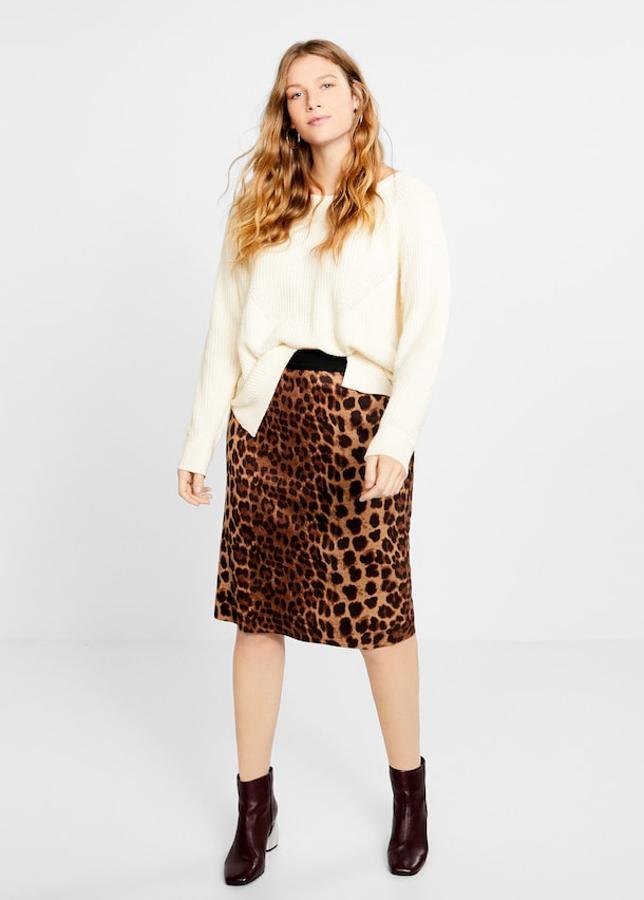Jersey de punto de canalé color blanc roto (39,99 euros) y falda entallada, en tejido elástico estampado de leopardo (39,99 euros). Los botines de punta cuadrada llevan el tacón metalizado de 7 centímetros de alto (79,99 euros).