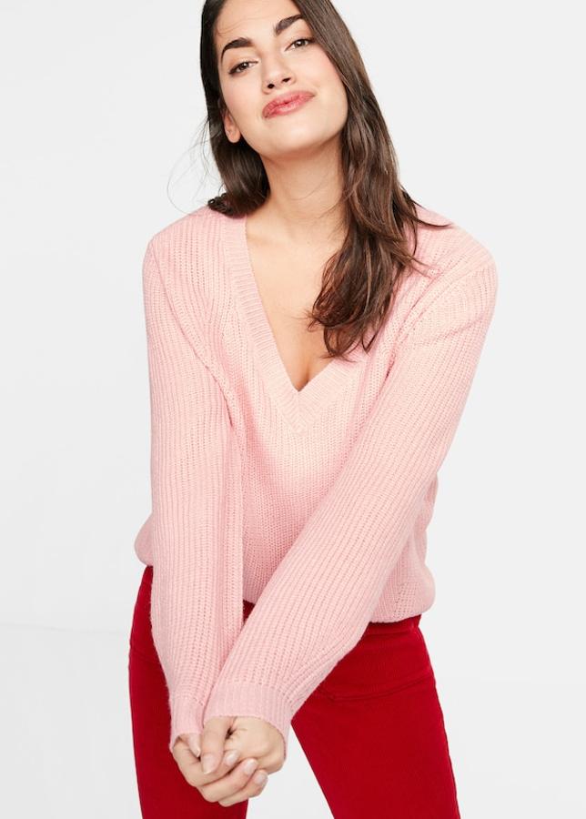 El contraste de corlo más 'fashionista': jersey rosa de punto grueso y escote de pico, con terminaciones de canalé (29,99 euros) y pantalón recto de pana, con cuatro bolsillos de parche, trabillas en la cintura y cierre de cremallera y botón (39,99 euros).