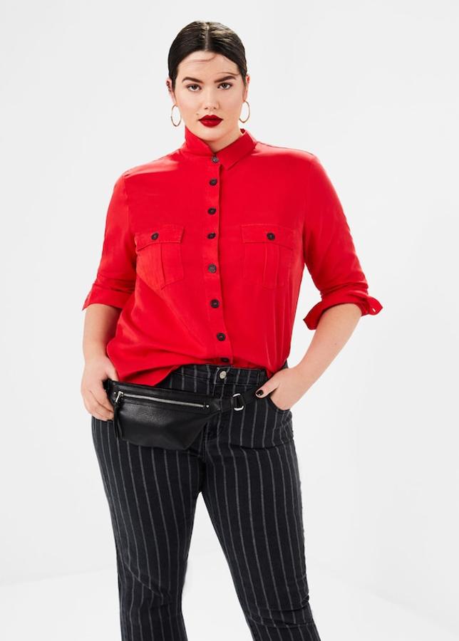 Vaqueros de patrón slim y estampado de rayas. Lleva trabillas en la cintura, cinco bolsillos y cierre con cremallera y botón (39,99 euros). La camisa de tejido suave es de estilo militar, con cuello clásico, dos bolsillos de solapa en el pecho, manga larga con puños abotonados y cierre de botones en la parte delantera (39,99 euros).