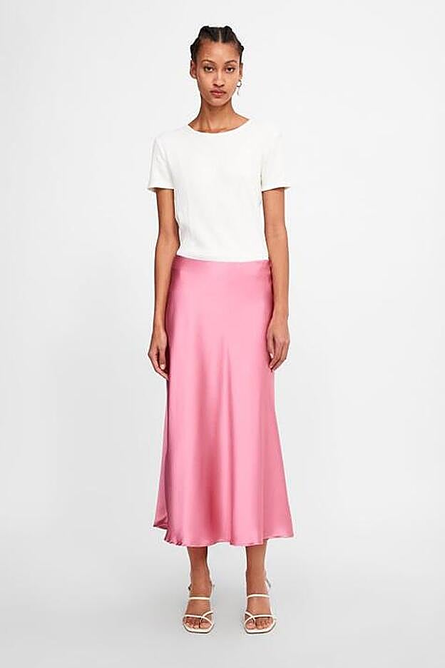 La falda satinada de Zara, combinada con una sencilla camiseta blanca.